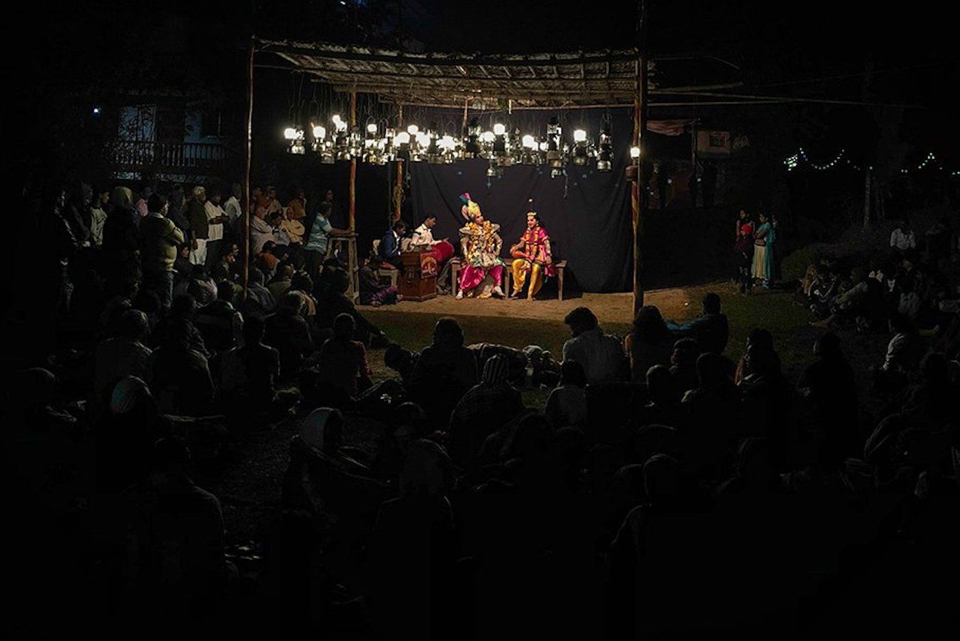 دیہی-علاقوں-میں-اسٹیج-پر-مختلف-فنون-کی-پیشکش